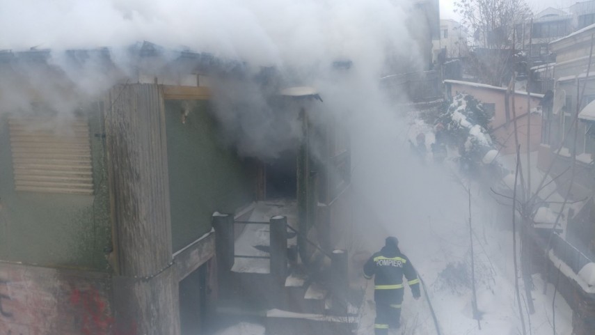 alerta la tulcea un incendiu a cuprins o locuinta din municipiu flacarile ameninta sa se extinda si la alerta la tulcea un incendiu a cuprins o locuinta din municipiu flacarile ameninta sa se extinda si la