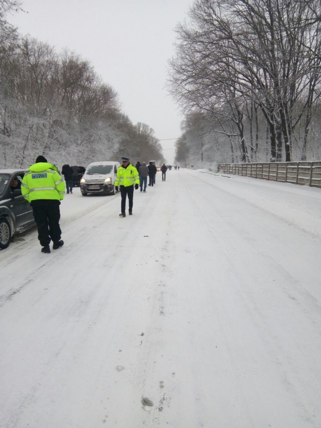 zeci de autoturisme blocate pe dn3 constanta valu lui traian politistii au venit in ajutorul soferilor zeci de autoturisme blocate pe dn3 constanta valu lui traian politistii au venit in ajutorul soferilor