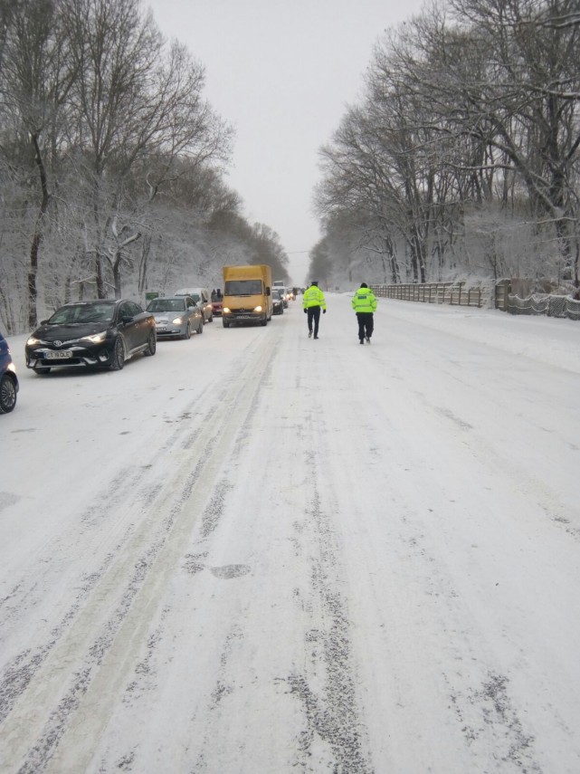 zeci de autoturisme blocate pe dn3 constanta valu lui traian politistii au venit in ajutorul soferilor zeci de autoturisme blocate pe dn3 constanta valu lui traian politistii au venit in ajutorul soferilor
