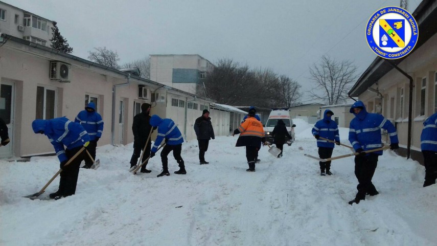jandarmii gruparii mobile tomis constanta au ajutat la deszapezire la sediul serviciului de ambulanta jandarmii gruparii mobile tomis constanta au ajutat la deszapezire la sediul serviciului de ambulanta