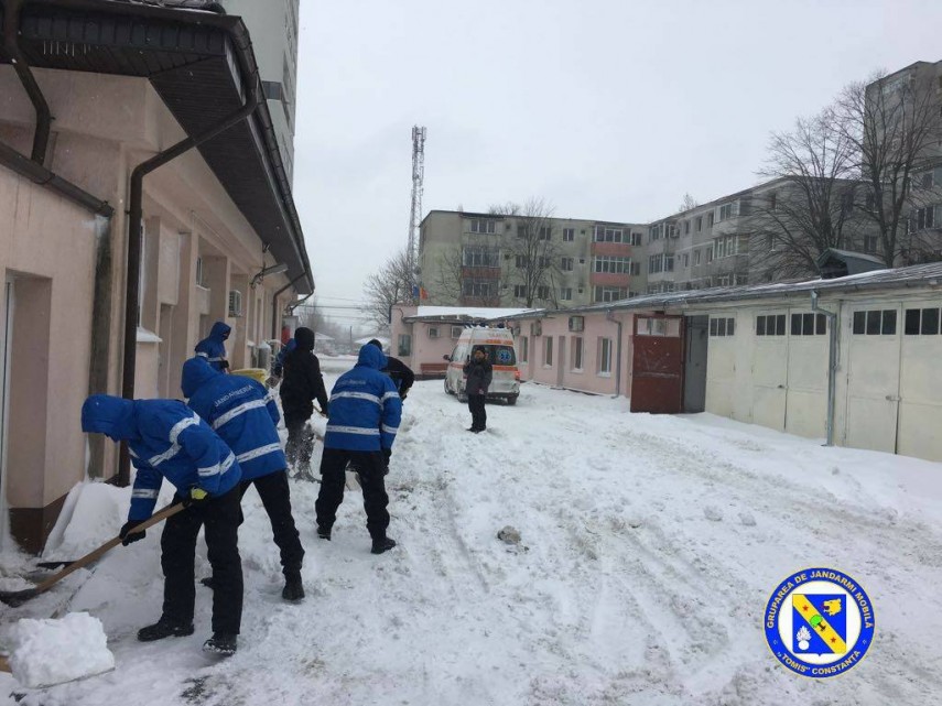 jandarmii gruparii mobile tomis constanta au ajutat la deszapezire la sediul serviciului de ambulanta jandarmii gruparii mobile tomis constanta au ajutat la deszapezire la sediul serviciului de ambulanta