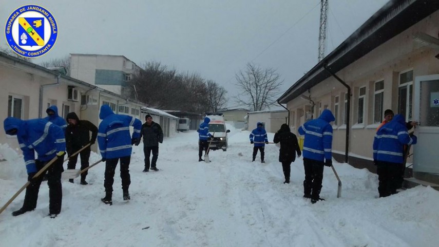 jandarmii gruparii mobile tomis constanta au ajutat la deszapezire la sediul serviciului de ambulanta jandarmii gruparii mobile tomis constanta au ajutat la deszapezire la sediul serviciului de ambulanta