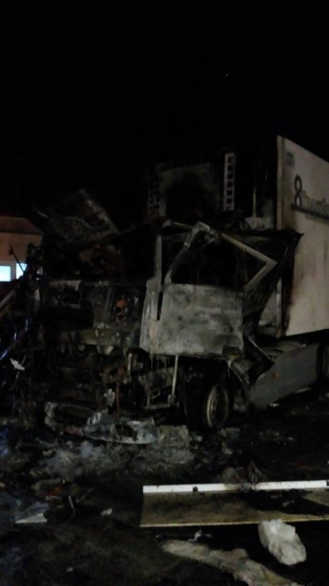 incendiu violent in judetul vrancea o hala a fost cuprinsa de flacari in urma unei deflagratii la un incendiu violent in judetul vrancea o hala a fost cuprinsa de flacari in urma unei deflagratii la un