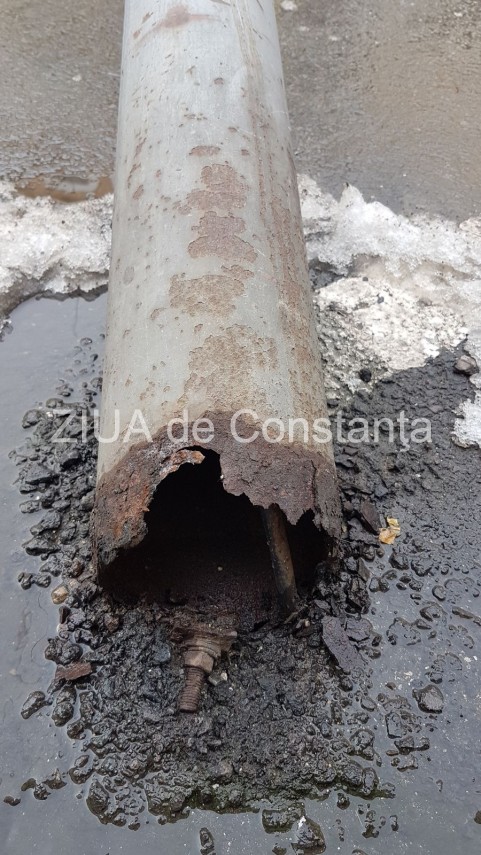 imagini live de la eveniment stalp cazut pe strada stefan cel mare langa policlinica cu plata circulatie