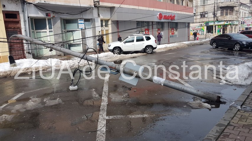 imagini live de la eveniment stalp cazut pe strada stefan cel mare langa policlinica cu plata circulatie