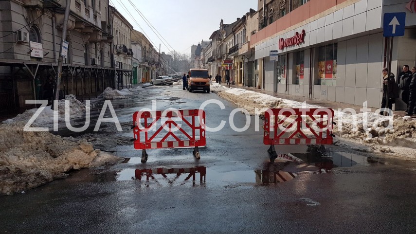 imagini live de la eveniment stalp cazut pe strada stefan cel mare langa policlinica cu plata circulatie