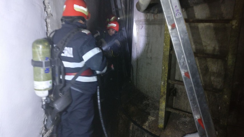 incendiu la o cladire din zona industriala a municipiului tulcea pompierii au intervenit pentru stingerea incendiu la o cladire din zona industriala a municipiului tulcea pompierii au intervenit pentru stingerea