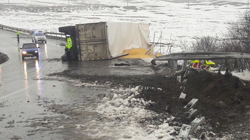 un tir s a rasturnat pe dn2a la iesire din localitatea crucea judetul constanta traficul este blocat un tir s a rasturnat pe dn2a la iesire din localitatea crucea judetul constanta traficul este blocat