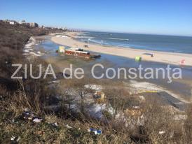 Vremea rea şi-a pus amprenta pe plaja Modern. Cum arată plaja după furtuna şi ninsorile de săptămâna trecută (fotoreportaj) 