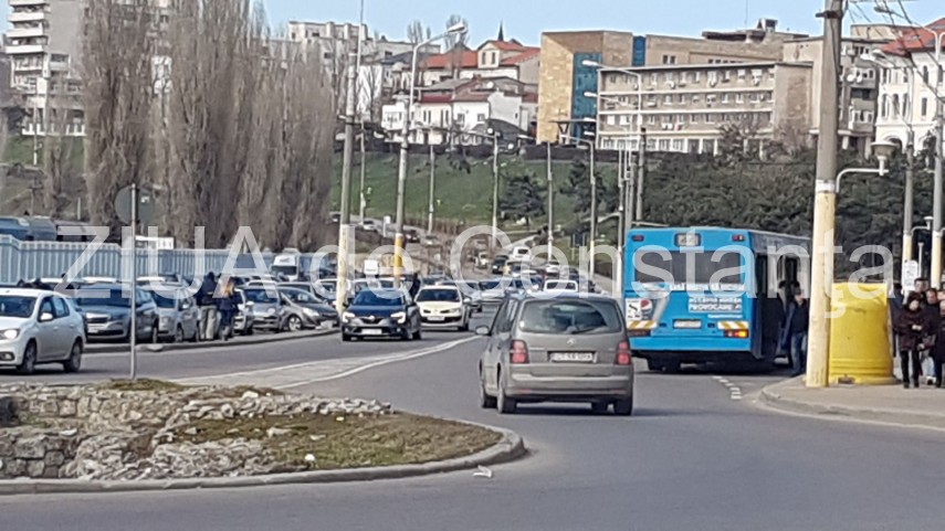 atentie soferi se circula bara la bara pe strada dintre poarta 2 si poarta 1 din constanta galerie foto atentie soferi se circula bara la bara pe strada dintre poarta 2 si poarta 1 din constanta galerie foto