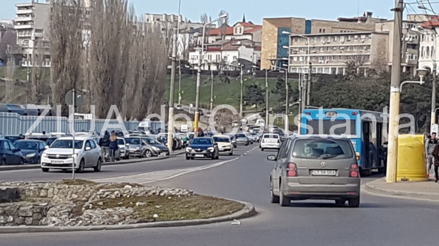 atentie soferi se circula bara la bara pe strada dintre poarta 2 si poarta 1 din constanta galerie foto atentie soferi se circula bara la bara pe strada dintre poarta 2 si poarta 1 din constanta galerie foto