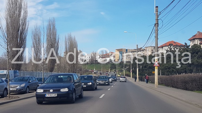 atentie soferi se circula bara la bara pe strada dintre poarta 2 si poarta 1 din constanta galerie foto atentie soferi se circula bara la bara pe strada dintre poarta 2 si poarta 1 din constanta galerie foto