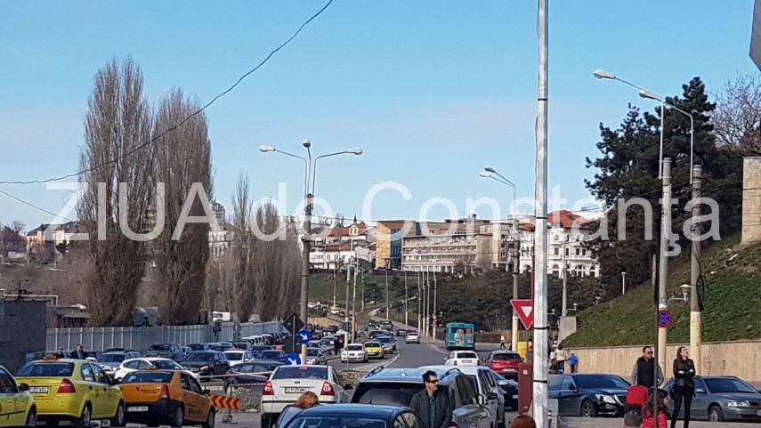 atentie soferi se circula bara la bara pe strada dintre poarta 2 si poarta 1 din constanta galerie foto atentie soferi se circula bara la bara pe strada dintre poarta 2 si poarta 1 din constanta galerie foto
