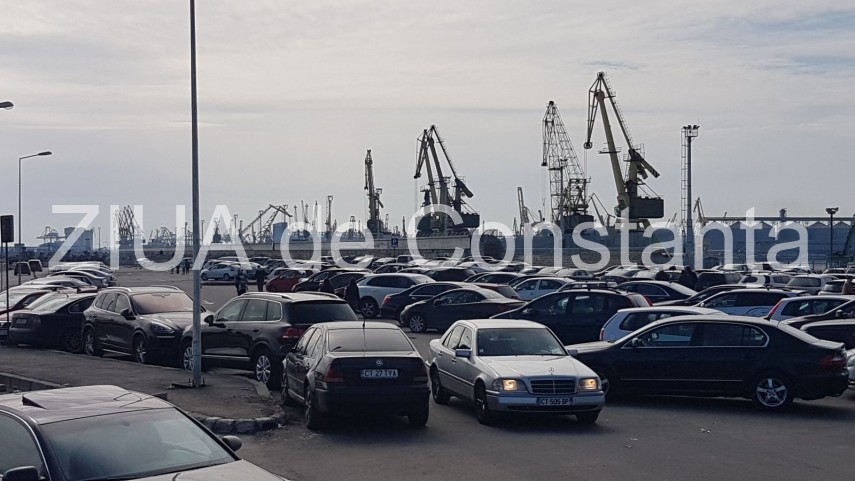 atentie soferi se circula bara la bara pe strada dintre poarta 2 si poarta 1 din constanta galerie foto atentie soferi se circula bara la bara pe strada dintre poarta 2 si poarta 1 din constanta galerie foto