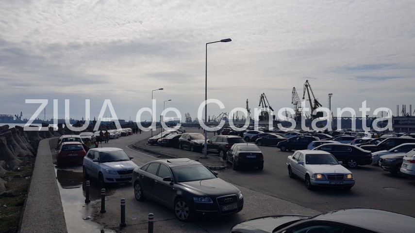 atentie soferi se circula bara la bara pe strada dintre poarta 2 si poarta 1 din constanta galerie foto atentie soferi se circula bara la bara pe strada dintre poarta 2 si poarta 1 din constanta galerie foto