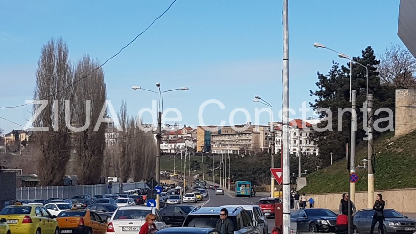 atentie soferi se circula bara la bara pe strada dintre poarta 2 si poarta 1 din constanta galerie foto atentie soferi se circula bara la bara pe strada dintre poarta 2 si poarta 1 din constanta galerie foto