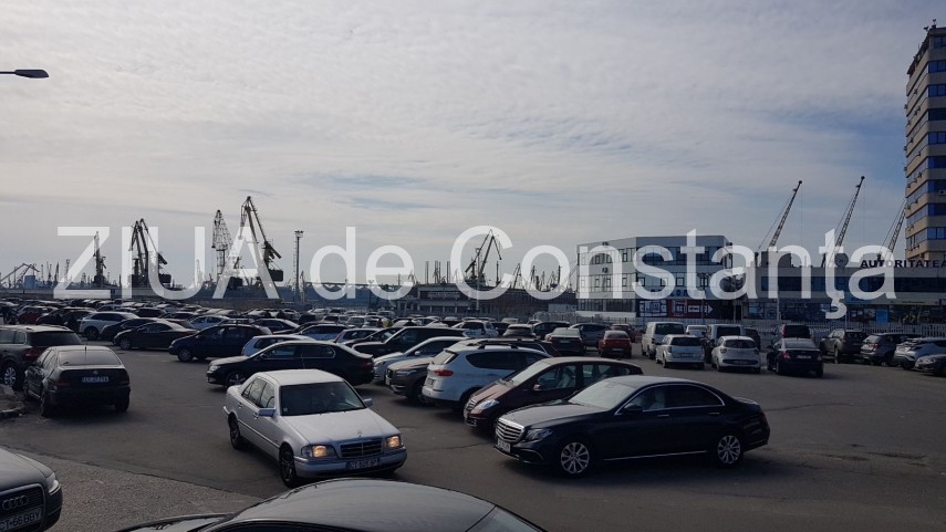 atentie soferi se circula bara la bara pe strada dintre poarta 2 si poarta 1 din constanta galerie foto atentie soferi se circula bara la bara pe strada dintre poarta 2 si poarta 1 din constanta galerie foto