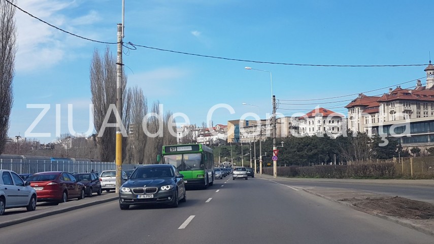 atentie soferi se circula bara la bara pe strada dintre poarta 2 si poarta 1 din constanta galerie foto atentie soferi se circula bara la bara pe strada dintre poarta 2 si poarta 1 din constanta galerie foto