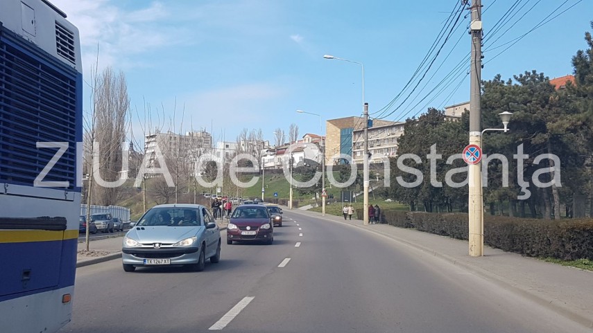 atentie soferi se circula bara la bara pe strada dintre poarta 2 si poarta 1 din constanta galerie foto atentie soferi se circula bara la bara pe strada dintre poarta 2 si poarta 1 din constanta galerie foto