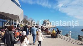 Fotoreportaj Puhoi de constănțeni, pe faleza Cazinoului. Soarele și marea i-au scos la plimbare (video)  