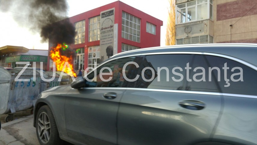tomberon in flacari pe strada adamclisi din constanta pericol de raspandire la autoturismele din apropiere tomberon in flacari pe strada adamclisi din constanta pericol de raspandire la autoturismele din apropiere