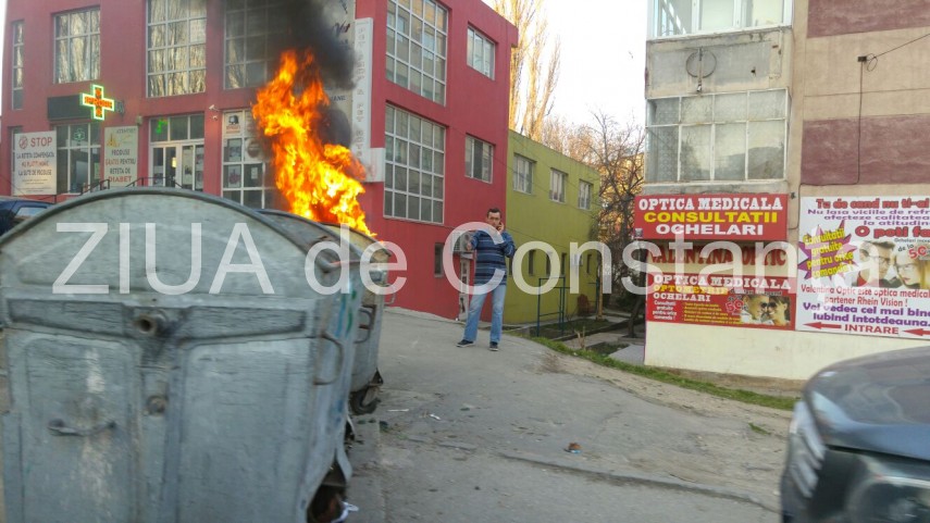 tomberon in flacari pe strada adamclisi din constanta pericol de raspandire la autoturismele din apropiere tomberon in flacari pe strada adamclisi din constanta pericol de raspandire la autoturismele din apropiere
