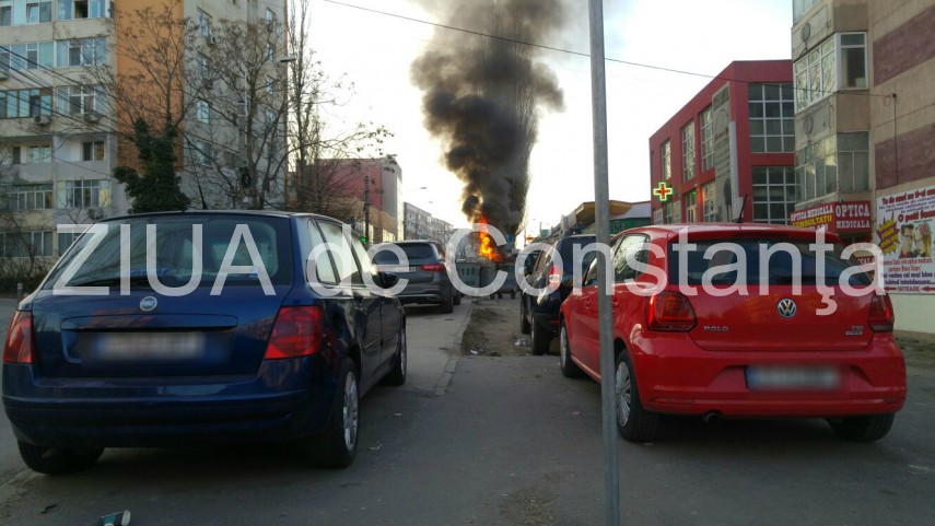 tomberon in flacari pe strada adamclisi din constanta pericol de raspandire la autoturismele din apropiere tomberon in flacari pe strada adamclisi din constanta pericol de raspandire la autoturismele din apropiere