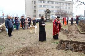 Piatra de temelie a troiţei ridicate de Asociaţia „Suflete deschise“ şi Arimex Comexim 2000 SRL în curtea Spitalului CFR Constanţa a fost sfinţită (galerie foto)