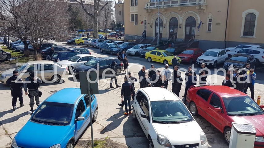 agitatie la palatul de justitie din constanta suspecti de camatarie sunt prezentati cu propunere de arestare agitatie la palatul de justitie din constanta suspecti de camatarie sunt prezentati cu propunere de arestare