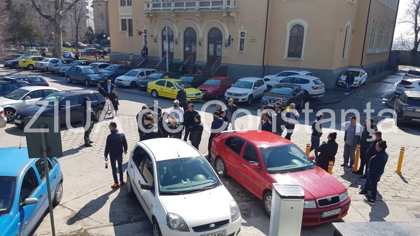 agitatie la palatul de justitie din constanta suspecti de camatarie sunt prezentati cu propunere de arestare agitatie la palatul de justitie din constanta suspecti de camatarie sunt prezentati cu propunere de arestare
