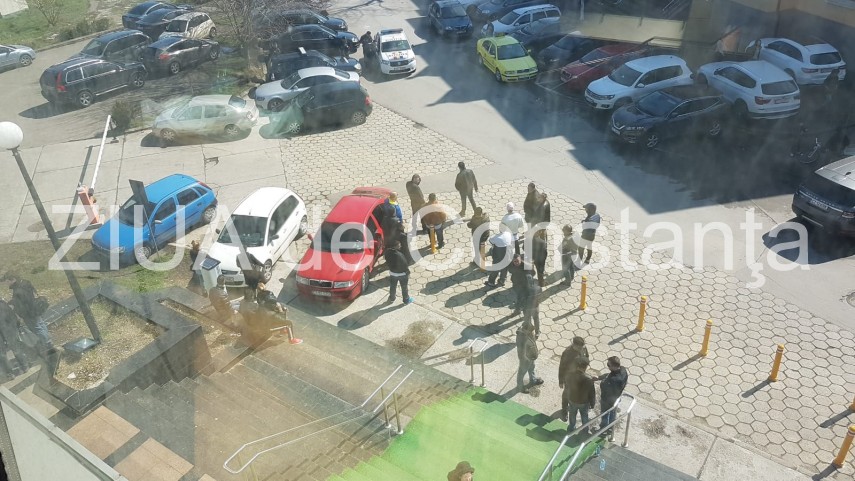 agitatie la palatul de justitie din constanta suspecti de camatarie sunt prezentati cu propunere de arestare agitatie la palatul de justitie din constanta suspecti de camatarie sunt prezentati cu propunere de arestare