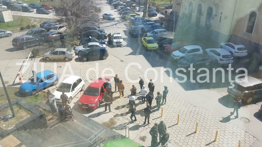 agitatie la palatul de justitie din constanta suspecti de camatarie sunt prezentati cu propunere de arestare agitatie la palatul de justitie din constanta suspecti de camatarie sunt prezentati cu propunere de arestare