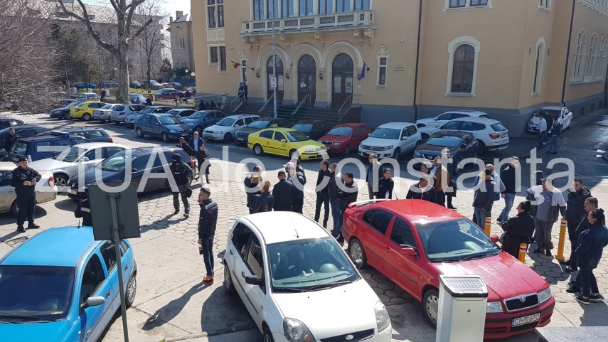 agitatie la palatul de justitie din constanta suspecti de camatarie sunt prezentati cu propunere de arestare agitatie la palatul de justitie din constanta suspecti de camatarie sunt prezentati cu propunere de arestare