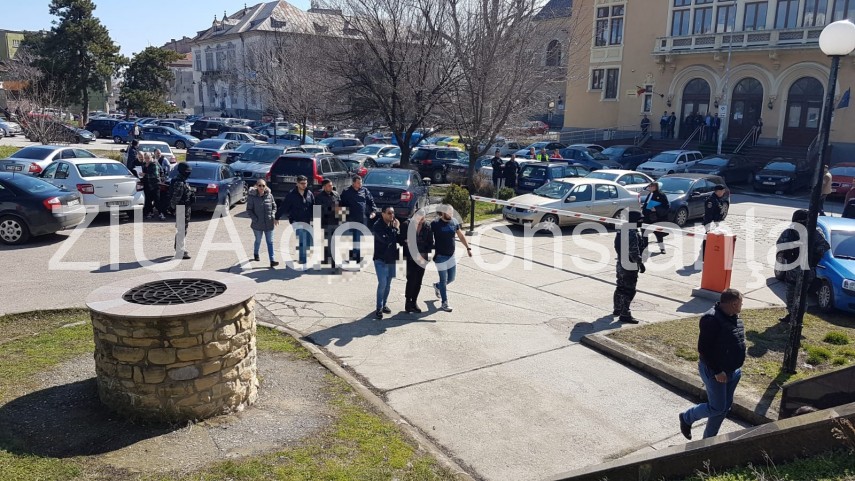 agitatie la palatul de justitie din constanta suspecti de camatarie sunt prezentati cu propunere de arestare agitatie la palatul de justitie din constanta suspecti de camatarie sunt prezentati cu propunere de arestare