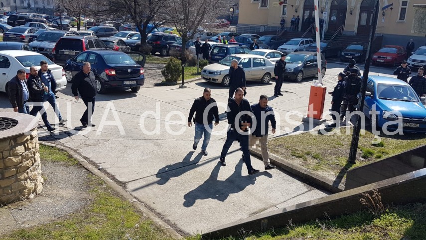 agitatie la palatul de justitie din constanta suspecti de camatarie sunt prezentati cu propunere de arestare agitatie la palatul de justitie din constanta suspecti de camatarie sunt prezentati cu propunere de arestare