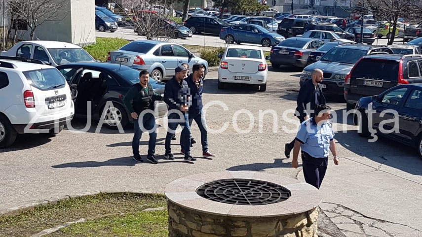 agitatie la palatul de justitie din constanta suspecti de camatarie sunt prezentati cu propunere de arestare agitatie la palatul de justitie din constanta suspecti de camatarie sunt prezentati cu propunere de arestare