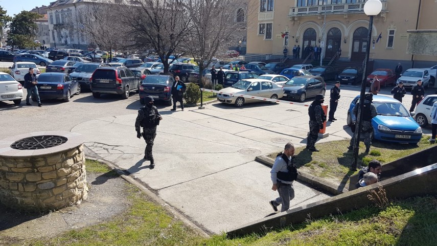 agitatie la palatul de justitie din constanta suspecti de camatarie sunt prezentati cu propunere de arestare agitatie la palatul de justitie din constanta suspecti de camatarie sunt prezentati cu propunere de arestare