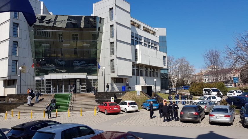 agitatie la palatul de justitie din constanta suspecti de camatarie sunt prezentati cu propunere de arestare agitatie la palatul de justitie din constanta suspecti de camatarie sunt prezentati cu propunere de arestare