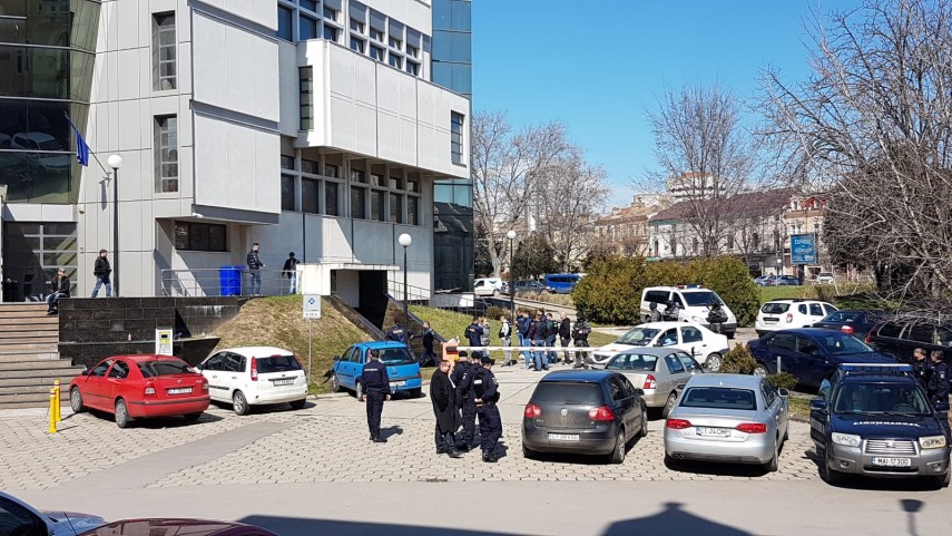 agitatie la palatul de justitie din constanta suspecti de camatarie sunt prezentati cu propunere de arestare agitatie la palatul de justitie din constanta suspecti de camatarie sunt prezentati cu propunere de arestare