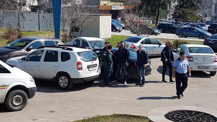 agitatie la palatul de justitie din constanta suspecti de camatarie sunt prezentati cu propunere de arestare agitatie la palatul de justitie din constanta suspecti de camatarie sunt prezentati cu propunere de arestare