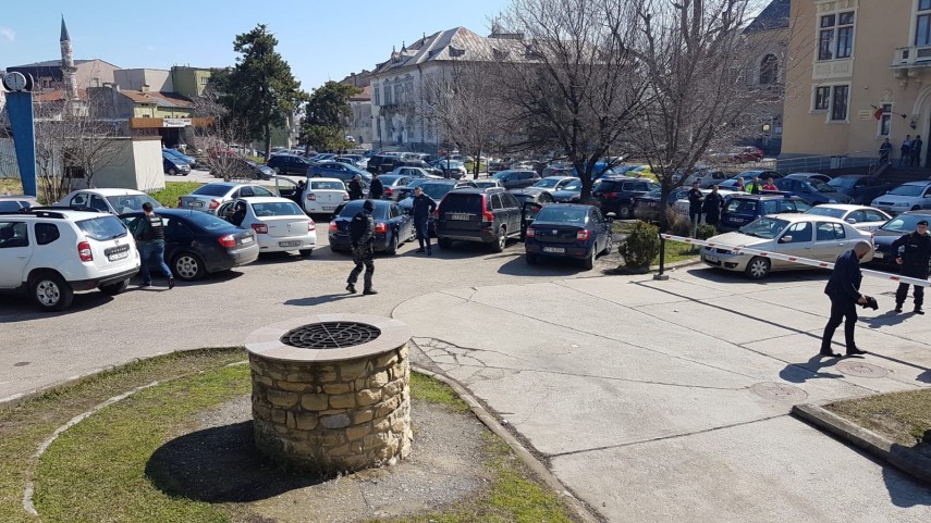 agitatie la palatul de justitie din constanta suspecti de camatarie sunt prezentati cu propunere de arestare agitatie la palatul de justitie din constanta suspecti de camatarie sunt prezentati cu propunere de arestare