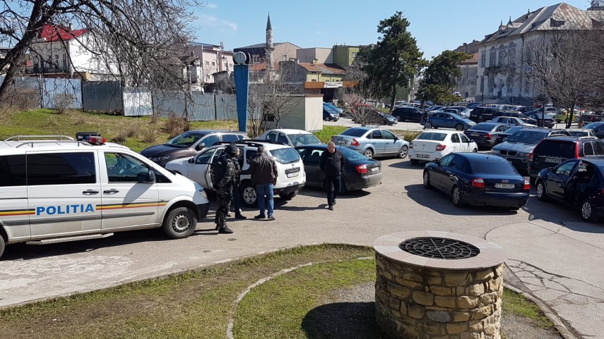 agitatie la palatul de justitie din constanta suspecti de camatarie sunt prezentati cu propunere de arestare agitatie la palatul de justitie din constanta suspecti de camatarie sunt prezentati cu propunere de arestare