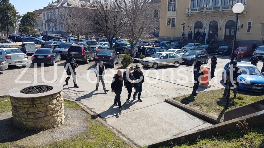 agitatie la palatul de justitie din constanta suspecti de camatarie sunt prezentati cu propunere de arestare agitatie la palatul de justitie din constanta suspecti de camatarie sunt prezentati cu propunere de arestare