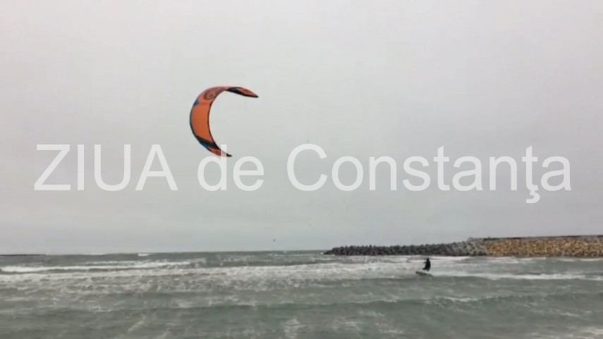 amatorii sporturilor extreme profita de vantul care bate cu putere la constanta cum a fost surprins un amatorii sporturilor extreme profita de vantul care bate cu putere la constanta cum a fost surprins un