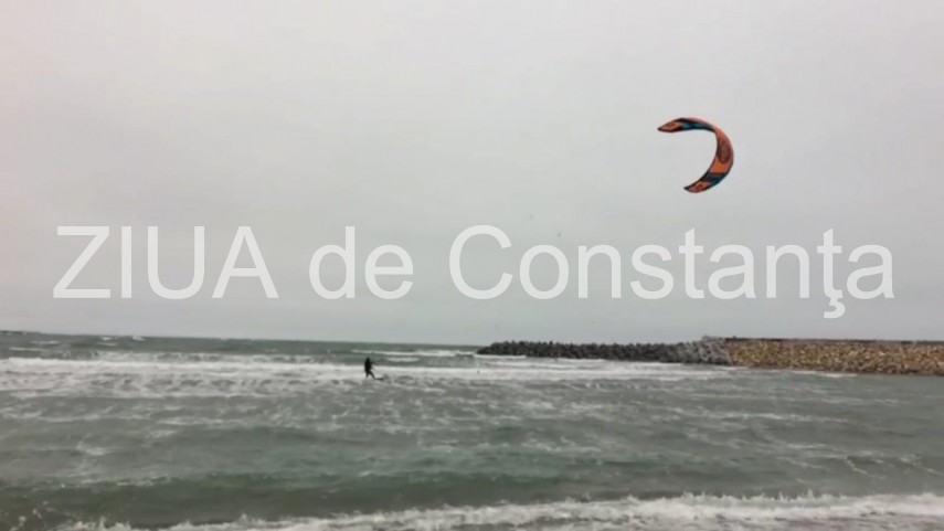 amatorii sporturilor extreme profita de vantul care bate cu putere la constanta cum a fost surprins un amatorii sporturilor extreme profita de vantul care bate cu putere la constanta cum a fost surprins un