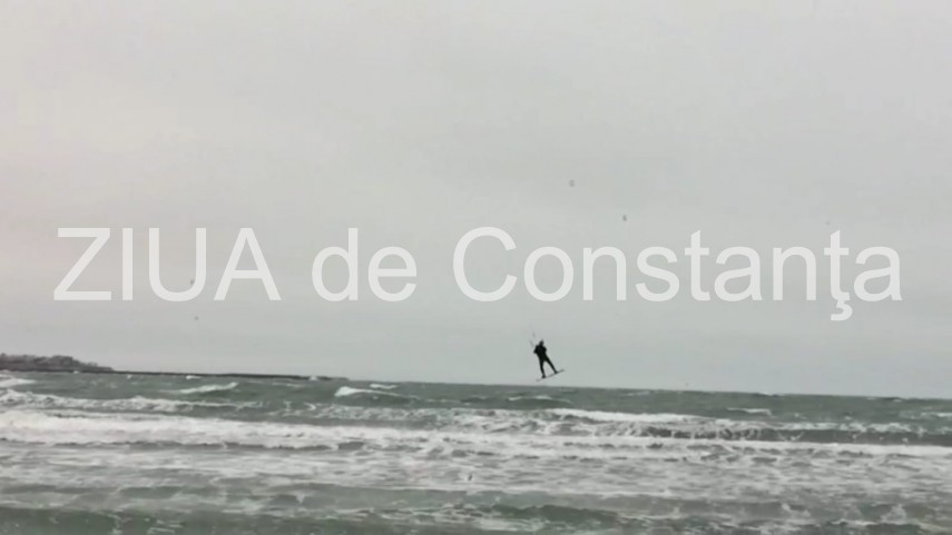amatorii sporturilor extreme profita de vantul care bate cu putere la constanta cum a fost surprins un amatorii sporturilor extreme profita de vantul care bate cu putere la constanta cum a fost surprins un