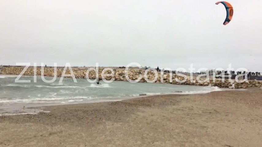 amatorii sporturilor extreme profita de vantul care bate cu putere la constanta cum a fost surprins un amatorii sporturilor extreme profita de vantul care bate cu putere la constanta cum a fost surprins un