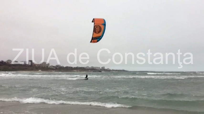 amatorii sporturilor extreme profita de vantul care bate cu putere la constanta cum a fost surprins un amatorii sporturilor extreme profita de vantul care bate cu putere la constanta cum a fost surprins un