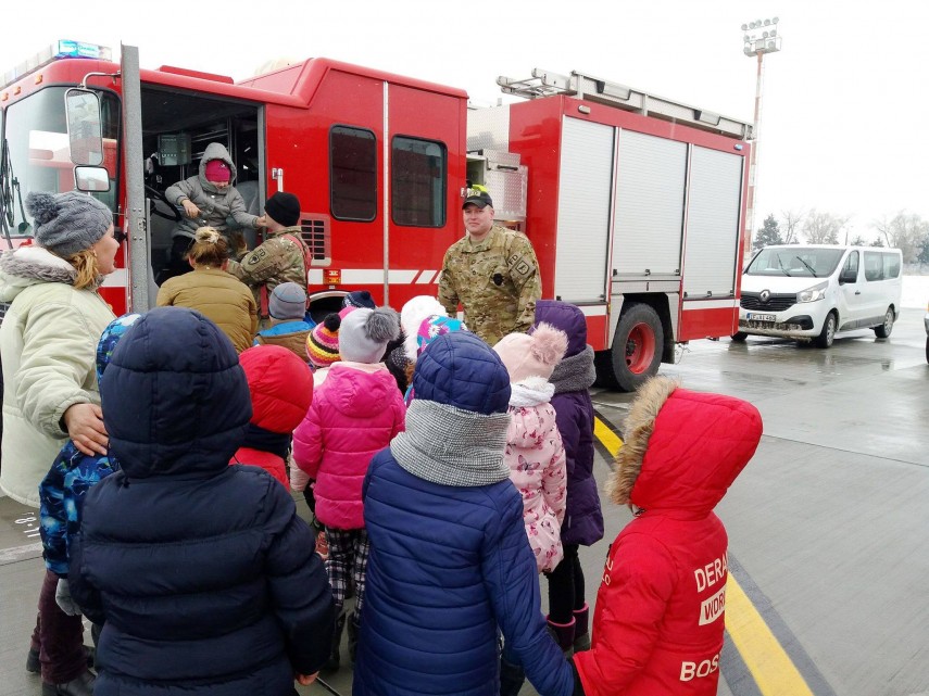 militarii fortelor aeriene romane au prezentat tehnica militara elevilor din judetul constanta evenimentul militarii fortelor aeriene romane au prezentat tehnica militara elevilor din judetul constanta evenimentul