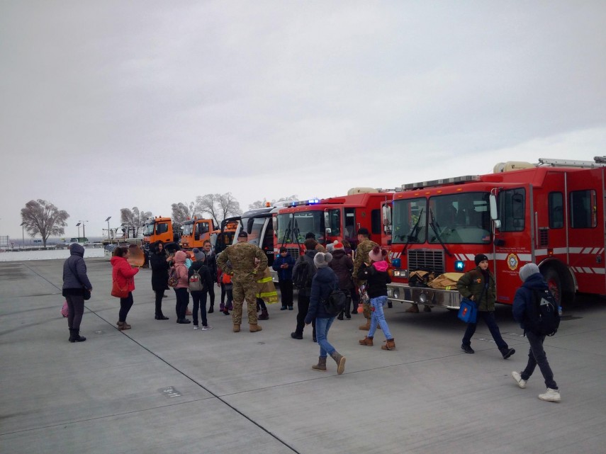 militarii fortelor aeriene romane au prezentat tehnica militara elevilor din judetul constanta evenimentul militarii fortelor aeriene romane au prezentat tehnica militara elevilor din judetul constanta evenimentul